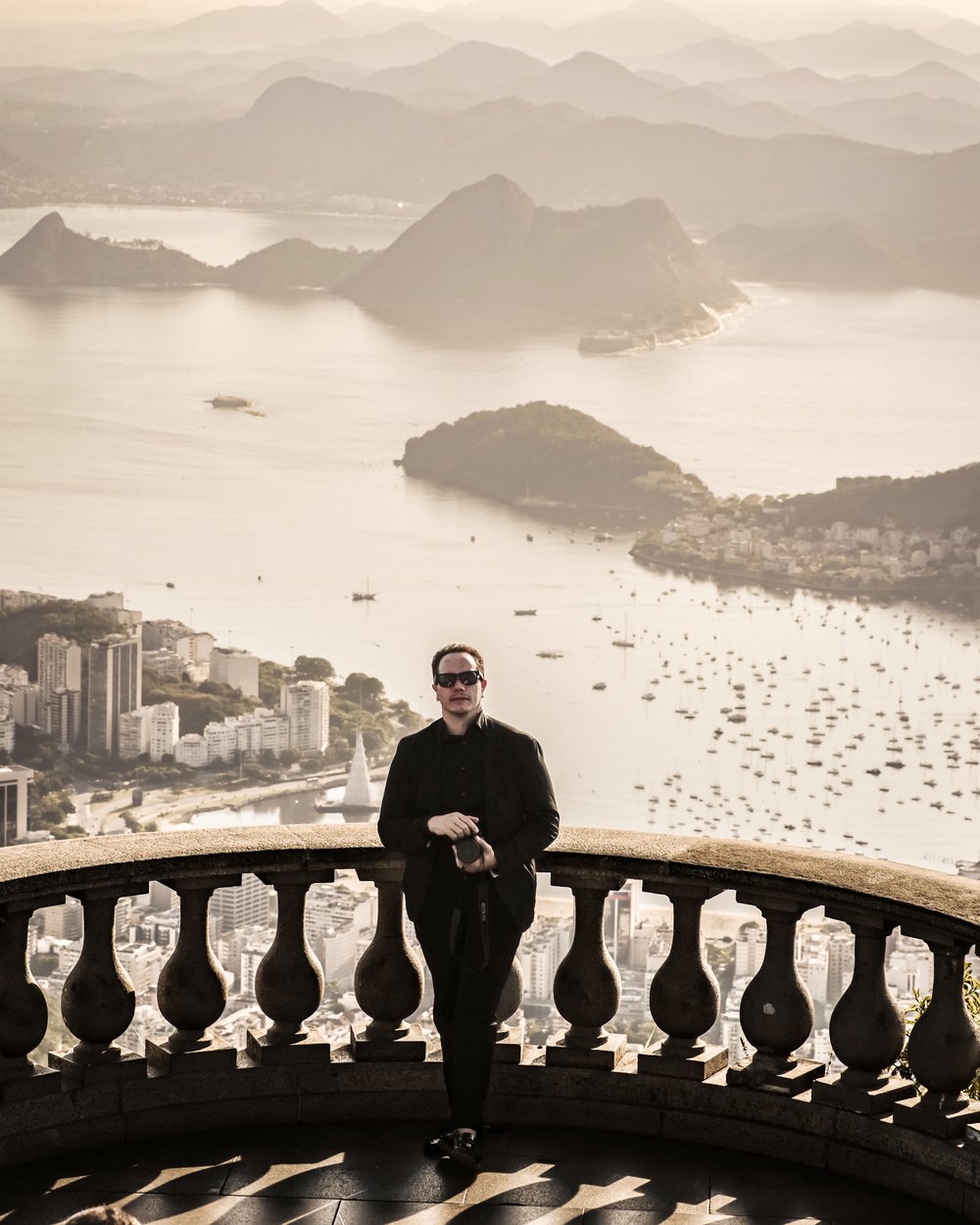 Fares Rames com a câmera, com o Rio de Janeiro ao fundo